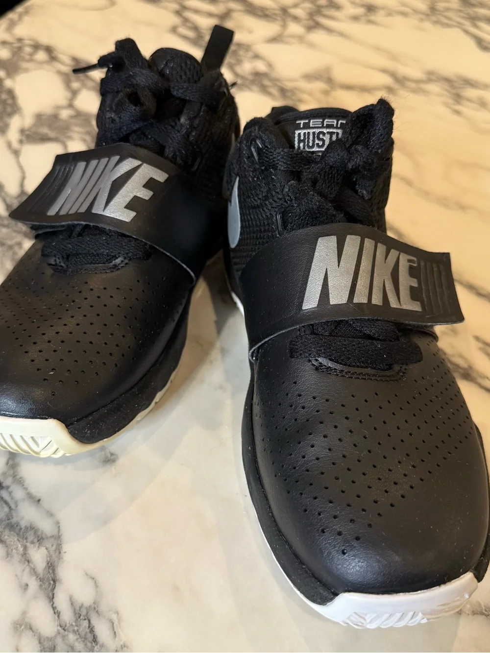 Nike Team Hustle D 8 GS Kids Basketball Shoes Black Silver 3Y 881941-001